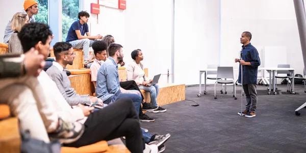 Presentación en sala moderna — EPA Creatividad